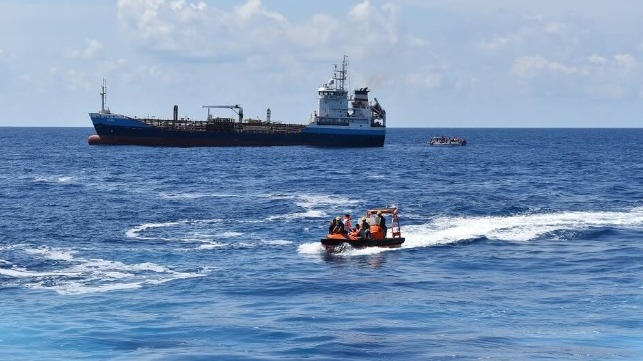 USNS Yuma rescuing migrants