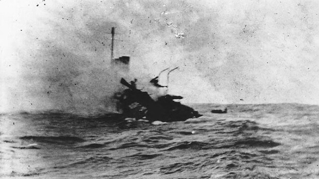 The wreck of the USS Jacob Jones sinking in cold North Atlantic waters (Seaman William G. Ellis / Smithsonian / NHHC)