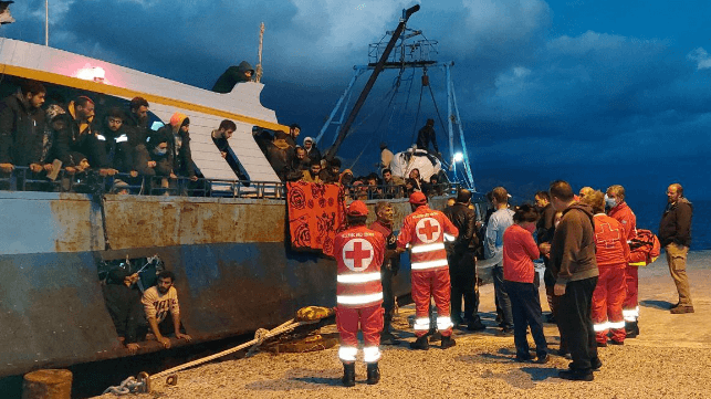 Migrant fishing vessel arrives at port of Palaiochora (Hellenic Red Cross)