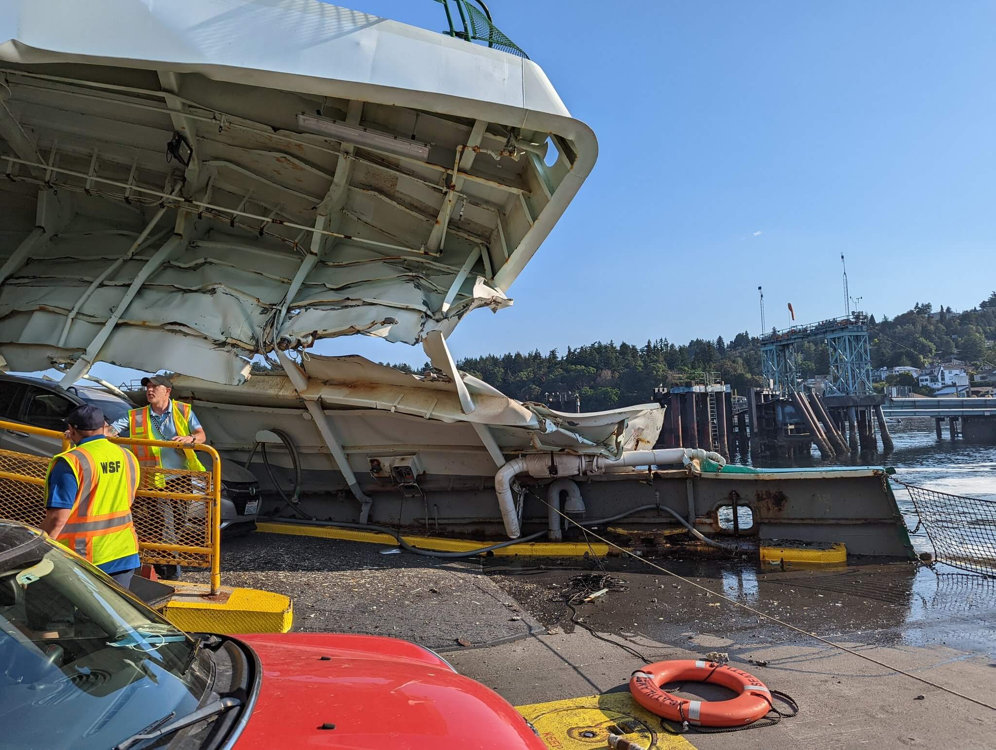 ♦♦♦♦ Actualités Maritimes ♦♦♦♦ - Page 11 Wsf-ferry-damage-1