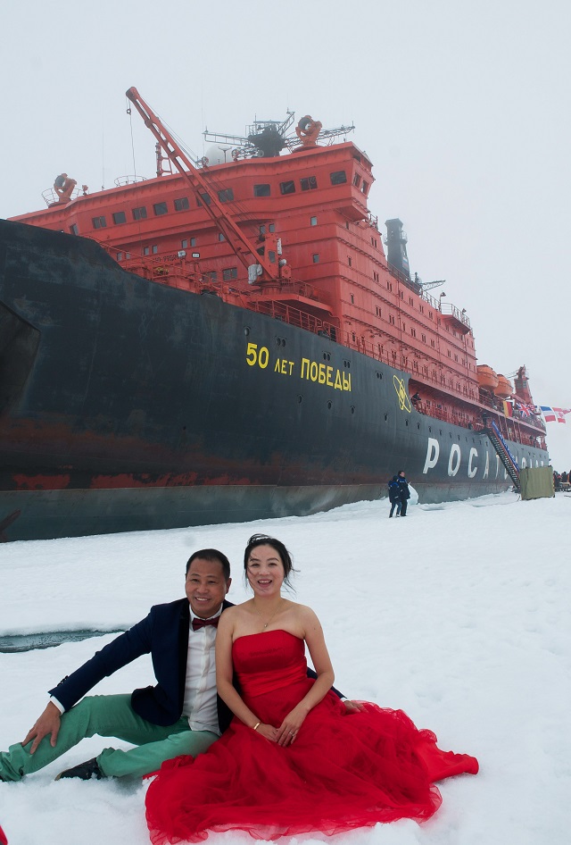 Résultat de recherche d'images pour "tourists arctic cruises russia"